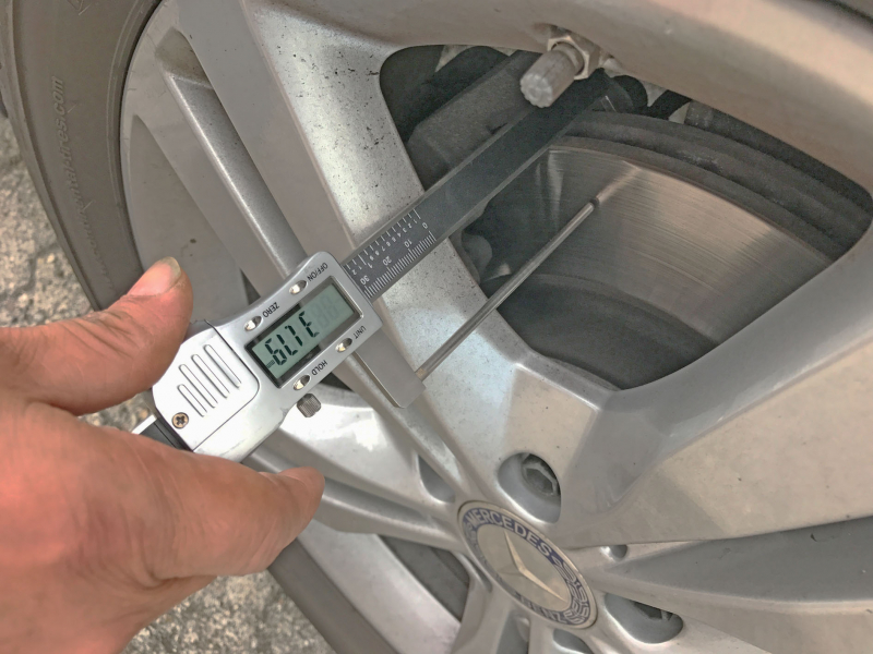 Digital brake-disc calper with long measuring rod